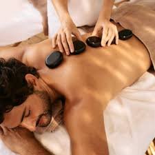 Massagem relaxante para o noivo depois de ver a conta do casamento